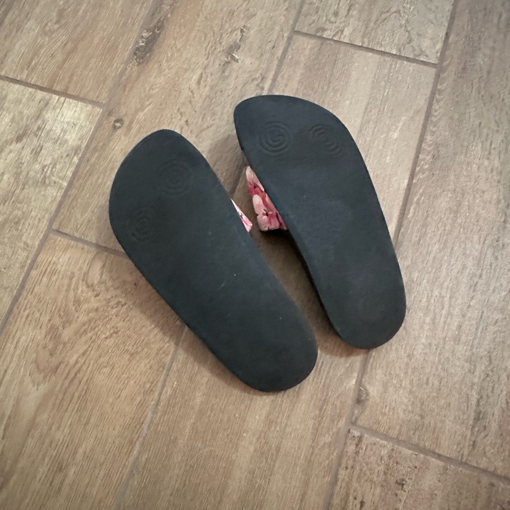 Gucci Black and Floral Sandals - Picture 2 of 4